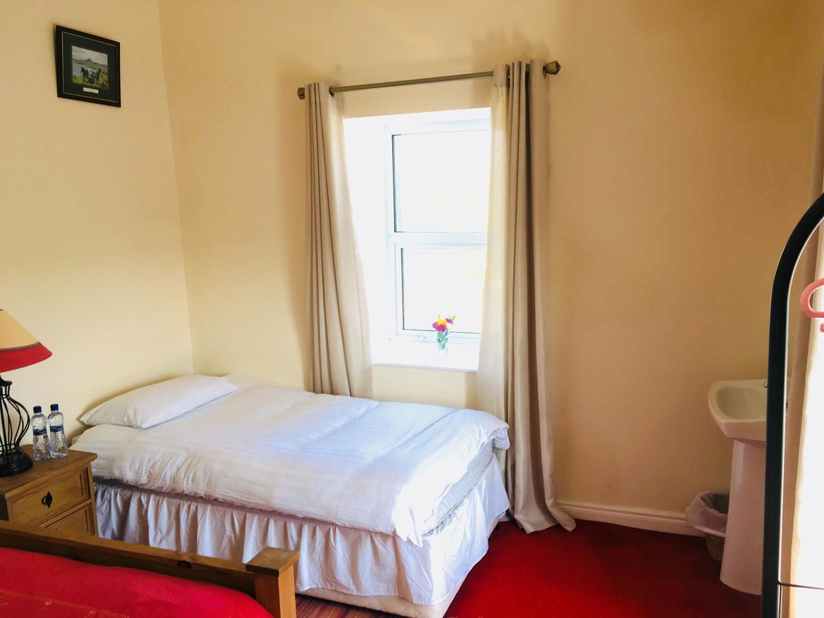 The Pier Bar , Cleggan B&B 외부 사진